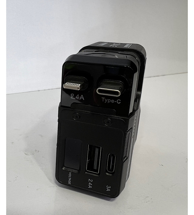 خرید شارژر فندکی ۳۰ وات OALE مدل i car4 باسیمهای جمع شونده